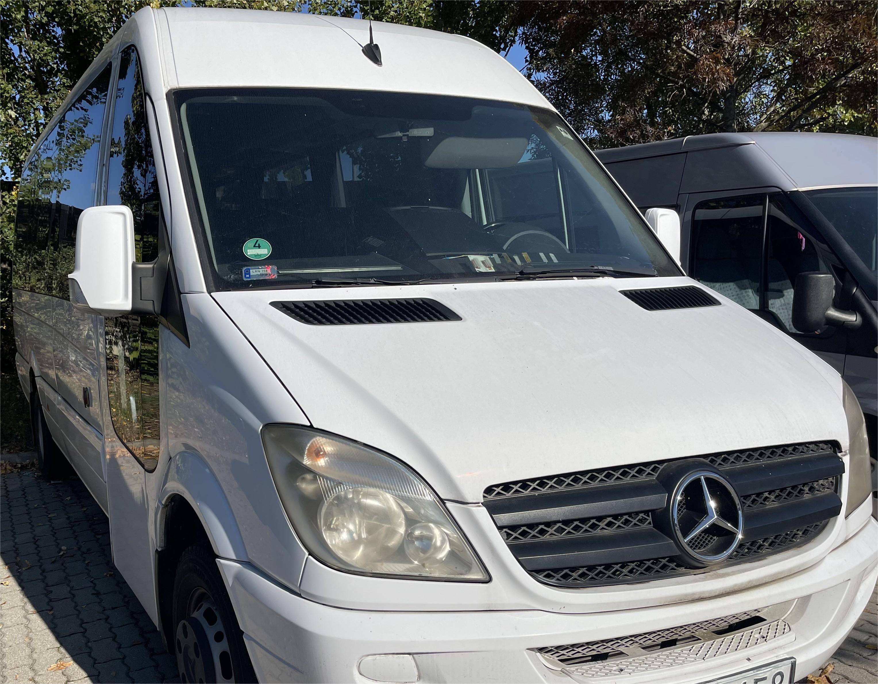 19seat mercedes sprint519  white